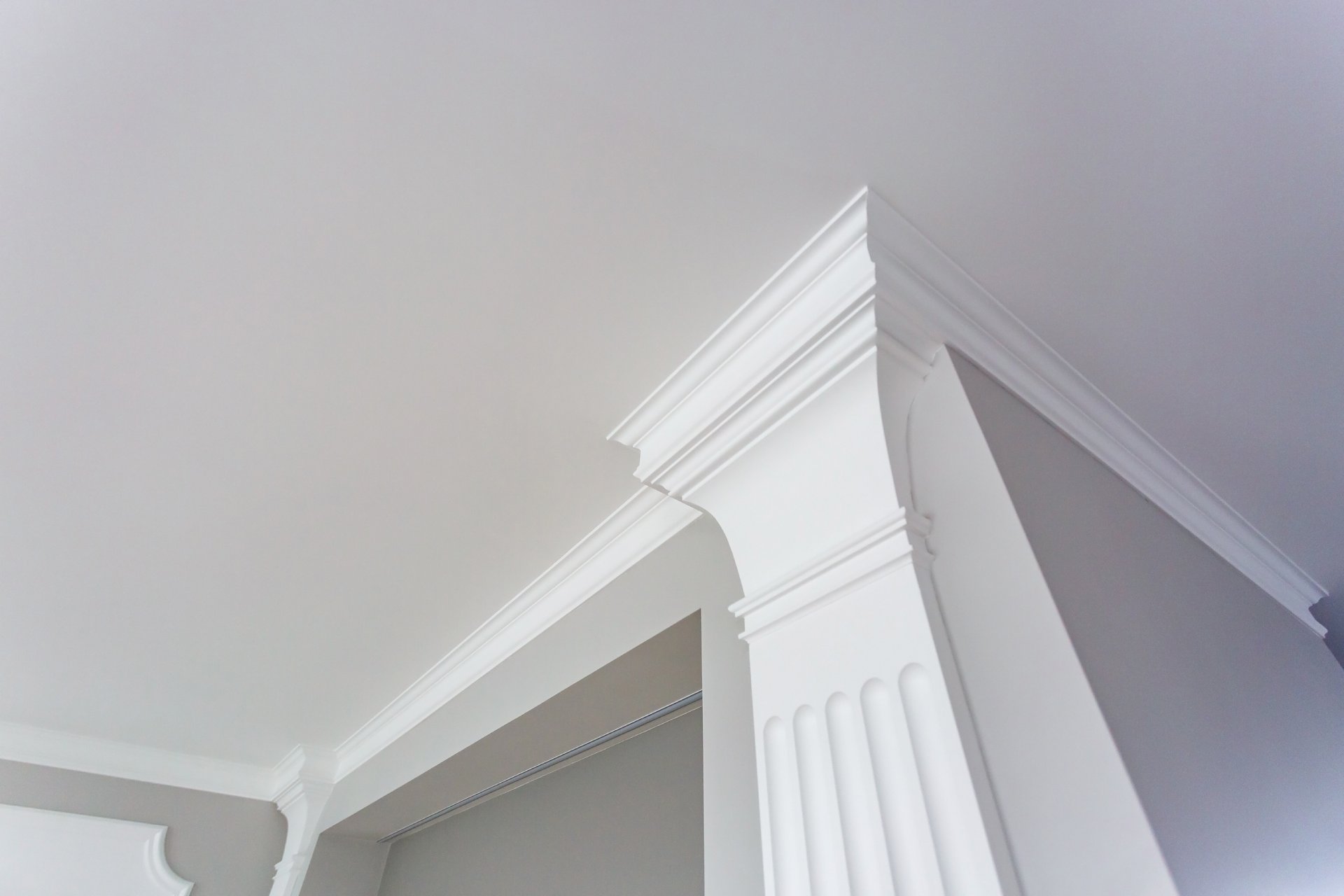 detail-corner-ceiling-intricate-crown-molding