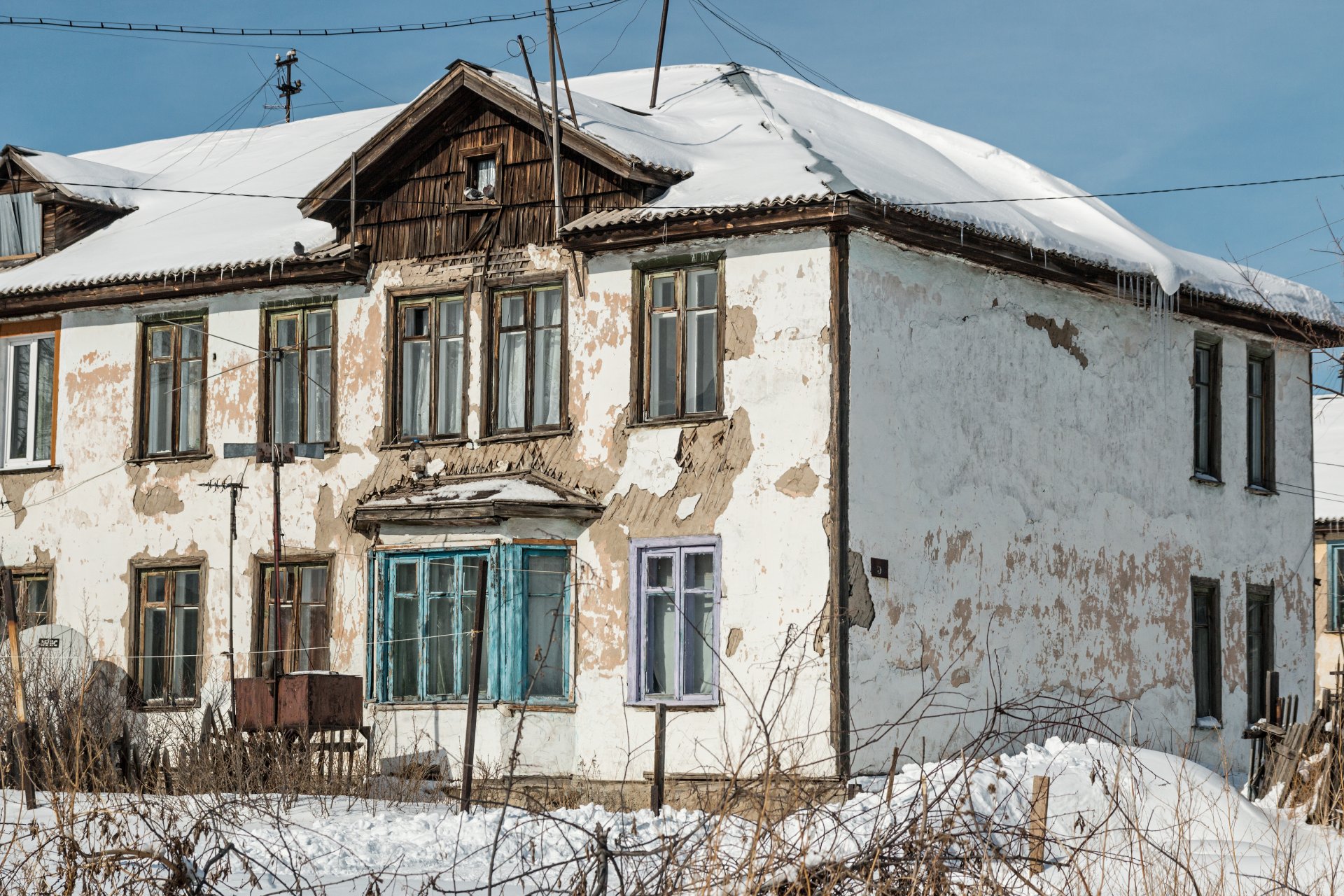 old-house-in-snow